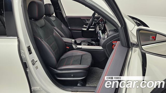 Mercedes-Benz GLB-Class 2023 — photo 13