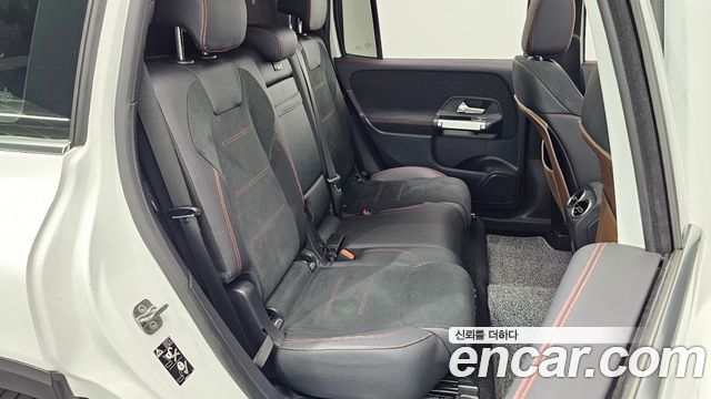 Mercedes-Benz GLB-Class 2023 — photo 17