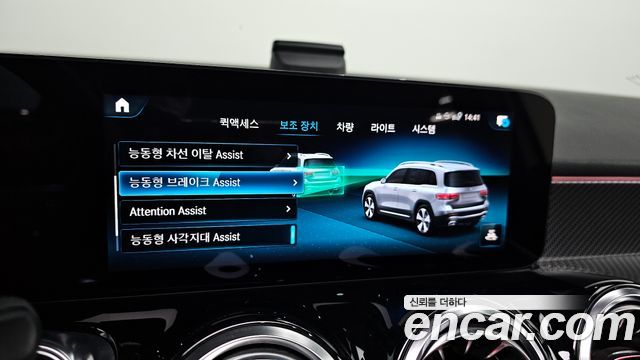 Mercedes-Benz GLB-Class 2023 — photo 21