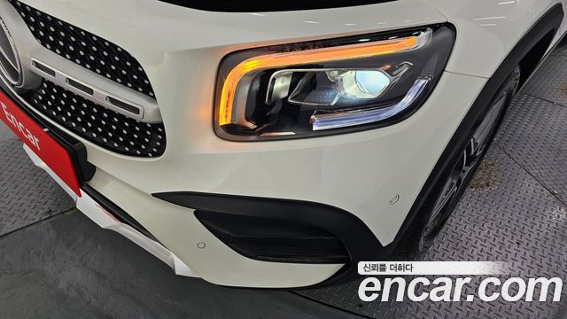 Mercedes-Benz GLB-Class 2023 — photo 8