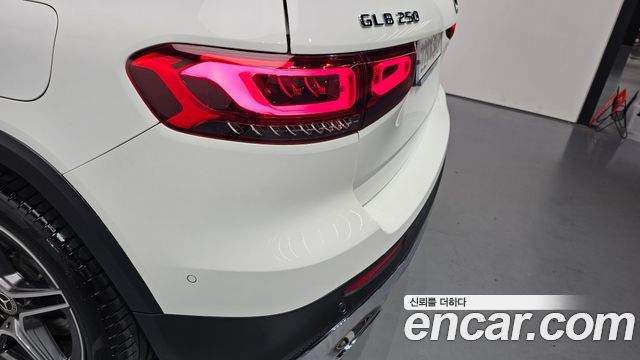 Mercedes-Benz GLB-Class 2023 — photo 9