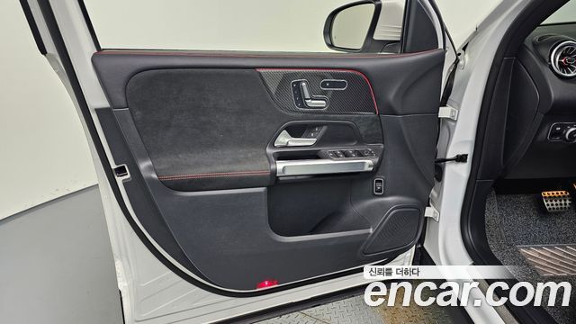 Mercedes-Benz GLB-Class 2023 — photo 14
