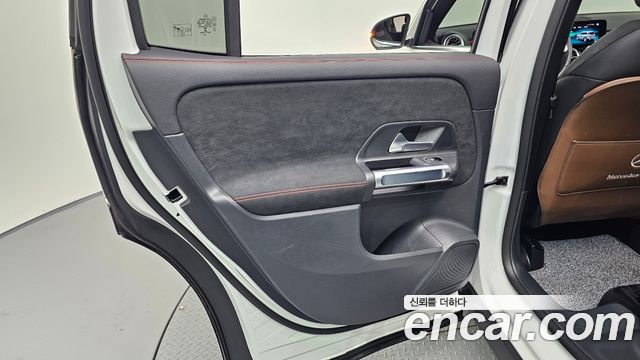 Mercedes-Benz GLB-Class 2023 — photo 15