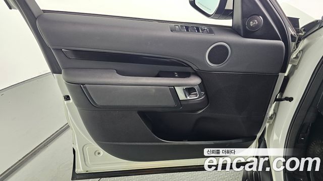 Land Rover Discovery 2019 — photo 14