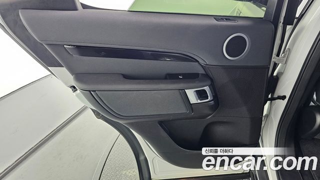 Land Rover Discovery 2019 — photo 15