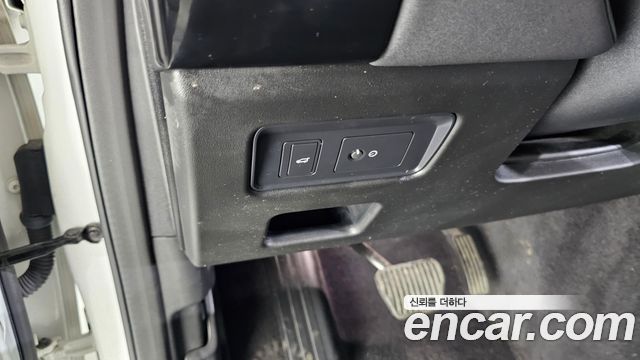 Land Rover Discovery 2019 — photo 28