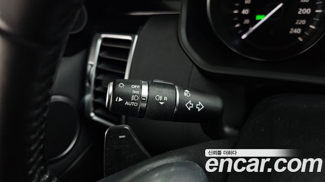 Land Rover Discovery 2019 — photo 32