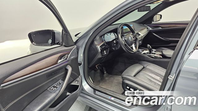 BMW 5-Series 2017 — photo 10
