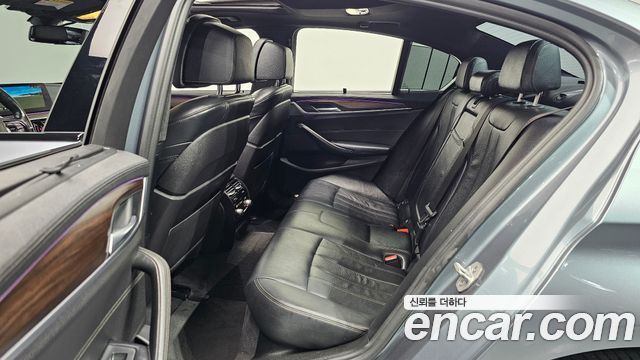 BMW 5-Series 2017 — photo 11