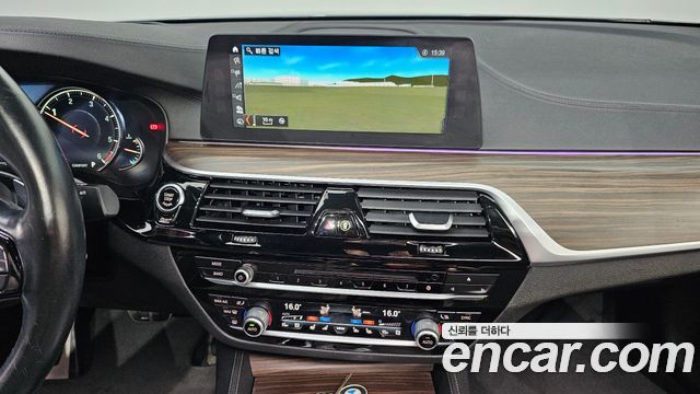 BMW 5-Series 2017 — photo 13