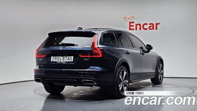 Volvo V60 2021 — photo 2