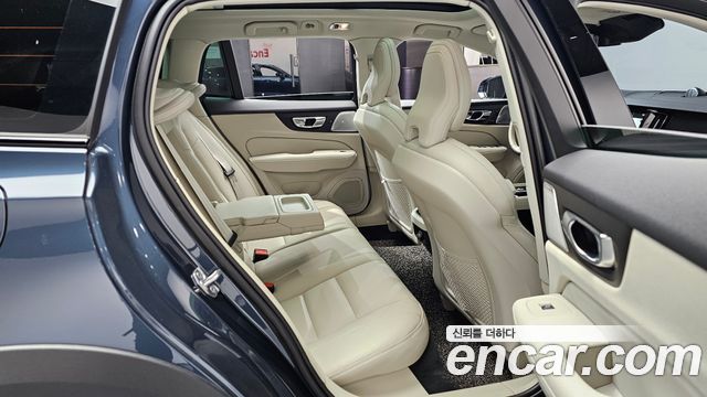 Volvo V60 2021 — photo 11