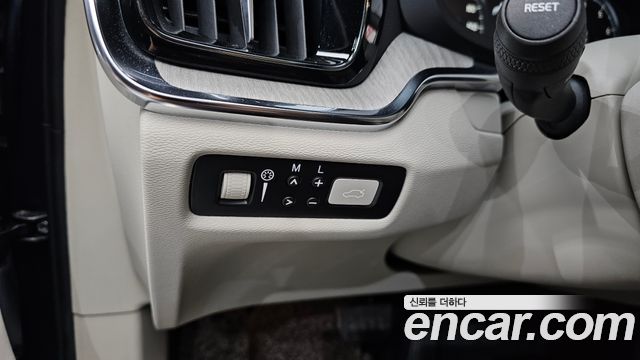 Volvo V60 2021 — photo 17