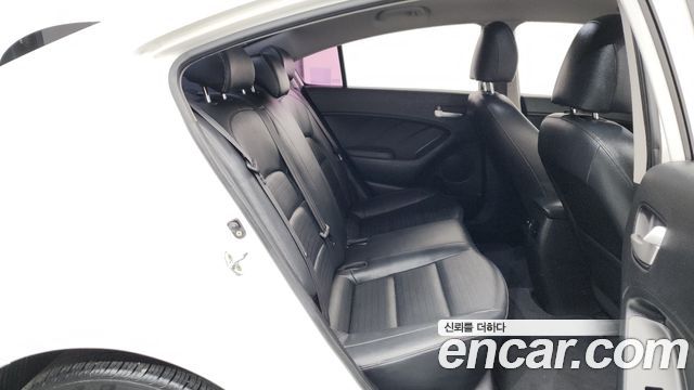 Kia K3 2016 — photo 17