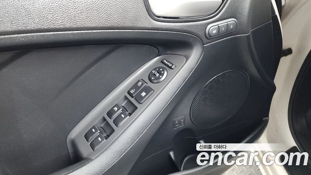 Kia K3 2016 — photo 29