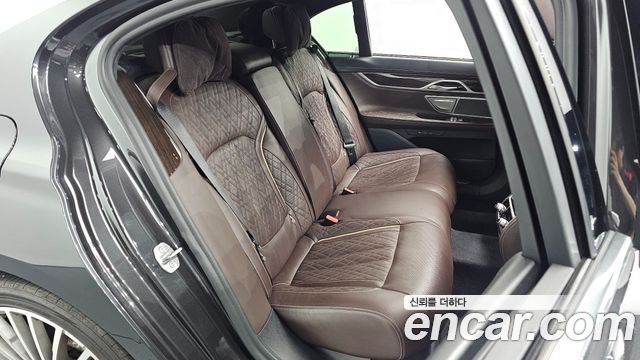 BMW 7-Series 2020 — photo 11