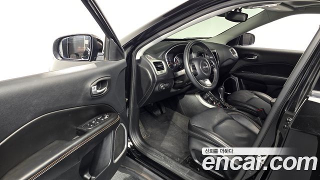 Jeep Compass 2018 — photo 13