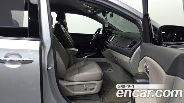 Kia Canival 2016 — photo 11