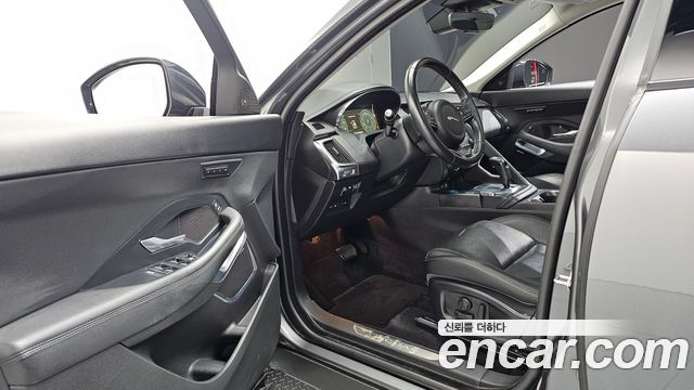 Jaguar E-PACE 2018 — photo 13