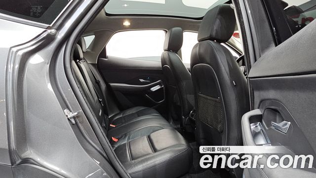 Jaguar E-PACE 2018 — photo 17