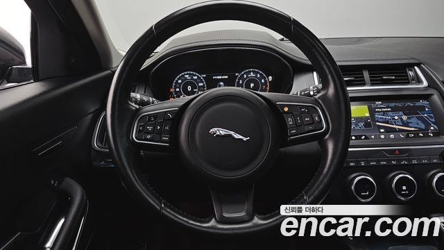 Jaguar E-PACE 2018 — photo 20