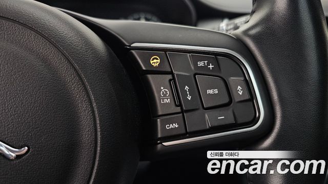 Jaguar E-PACE 2018 — photo 22