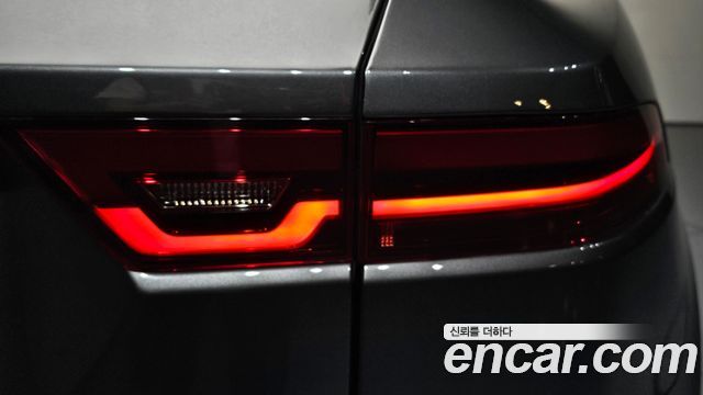 Jaguar E-PACE 2018 — photo 9