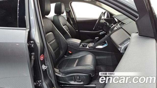 Jaguar E-PACE 2018 — photo 16