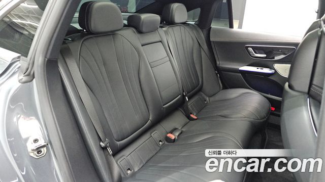 Mercedes-Benz EQE 2022 — photo 17