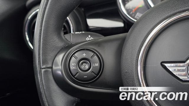 Mini Cooper Convertible 2018 — photo 18