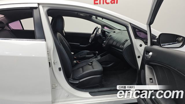 Kia K3 2015 — photo 16