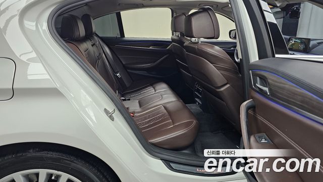 BMW 5-Series 2018 — photo 17