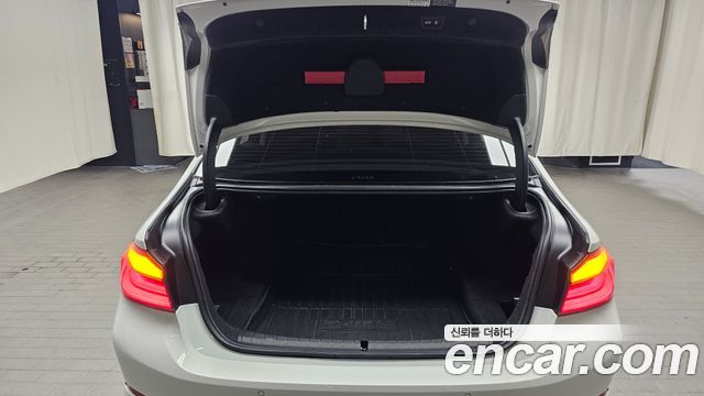 BMW 5-Series 2018 — photo 23