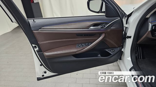 BMW 5-Series 2018 — photo 14
