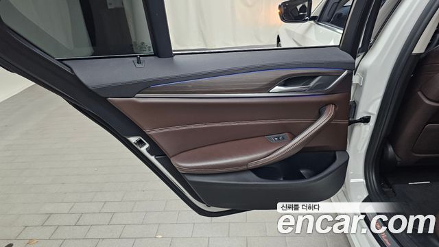 BMW 5-Series 2018 — photo 15