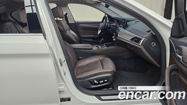 BMW 5-Series 2018 — photo 16