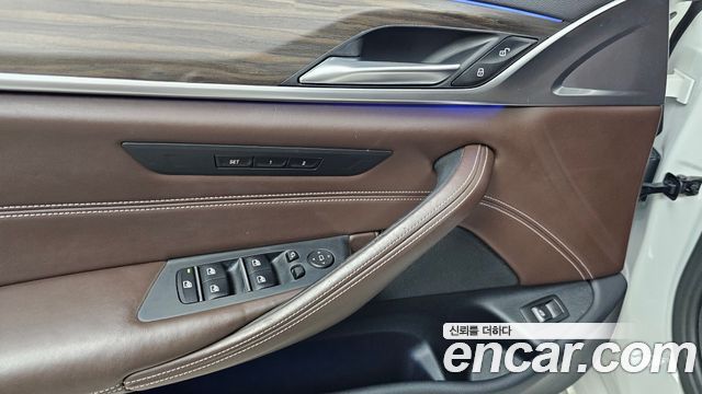 BMW 5-Series 2018 — photo 28