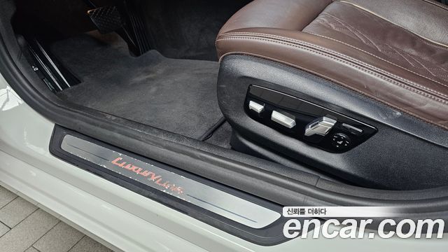 BMW 5-Series 2018 — photo 31