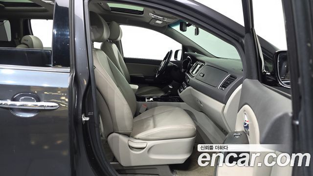 Kia Canival 2018 — photo 16