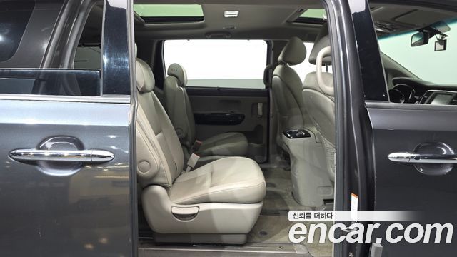 Kia Canival 2018 — photo 17