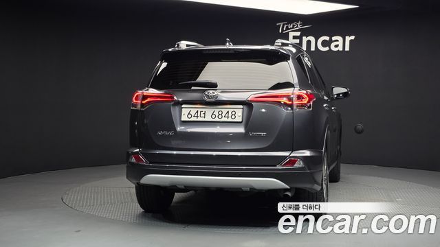 Toyota RAV4 2018 — photo 4