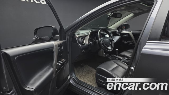 Toyota RAV4 2018 — photo 10