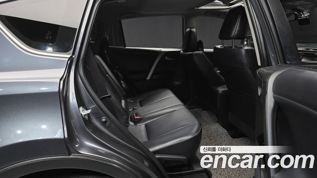 Toyota RAV4 2018 — photo 11