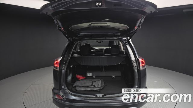 Toyota RAV4 2018 — photo 20