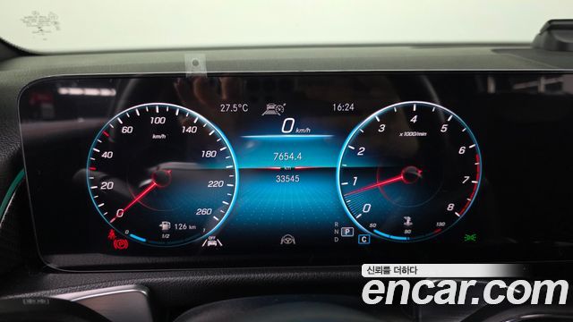 Mercedes-Benz GLB-Class 2022 — photo 11