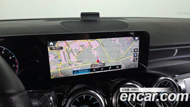 Mercedes-Benz GLB-Class 2022 — photo 21