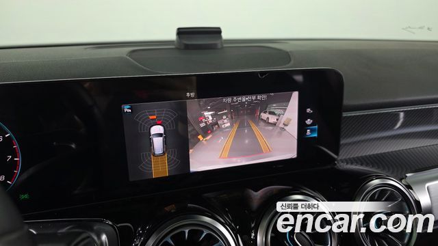 Mercedes-Benz GLB-Class 2022 — photo 22