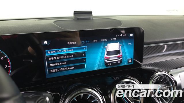 Mercedes-Benz GLB-Class 2022 — photo 24