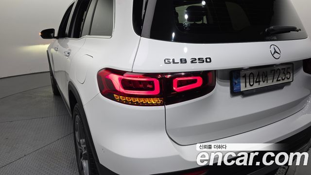 Mercedes-Benz GLB-Class 2022 — photo 9
