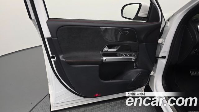 Mercedes-Benz GLB-Class 2022 — photo 14